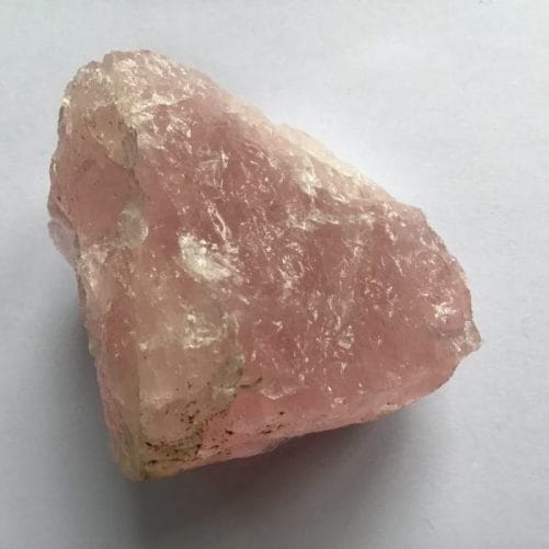 Beau morceau brut de quartz rose de Madagascar