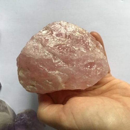 Superbe morceau de quartz rose brut de Madagascar