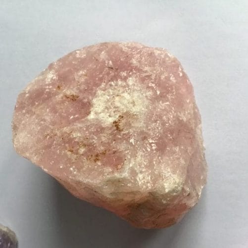 Bon morceau de quartz rose brut