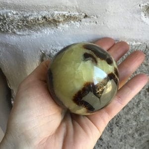 jolie sphère en septaria de 6cm