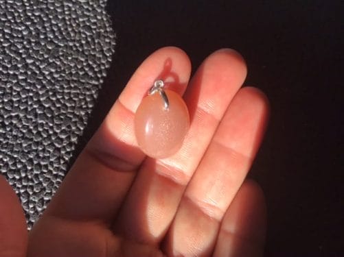 Pendentif oval petit format pierre de lune pêche