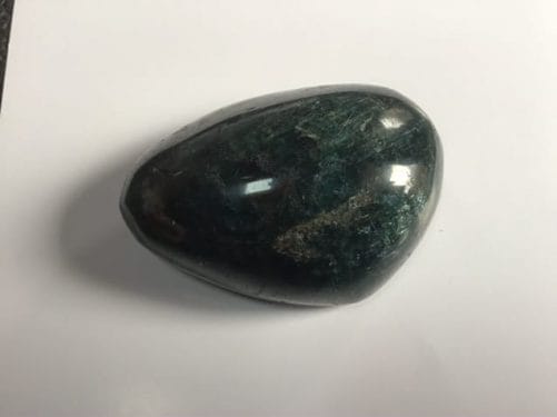 Apatite brute et travaillée à la fois