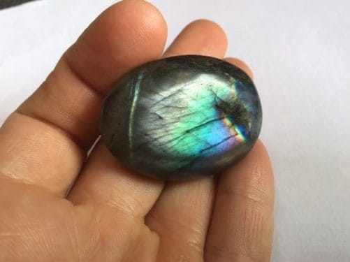 Galet de labradorite silver arc en ciel