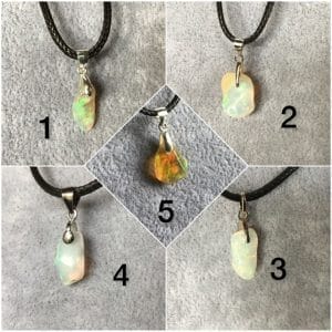 Petits pendentifs en opale noble d ethiopie