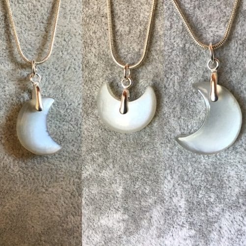 Trois pendentifs en croissant de lune