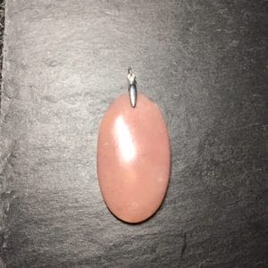 Opale rose avec arrière en dendrites