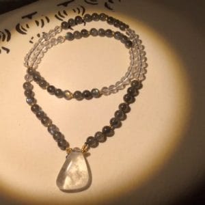 Collier en perles de labradorite et cristal