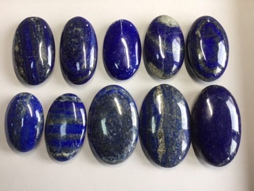Choix de galets en lapis lazuli naturel