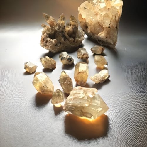 Choix de citrine brute avec petites pointes naturelles à gros cristaux en amas