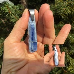 Pendentif cyanite brute
