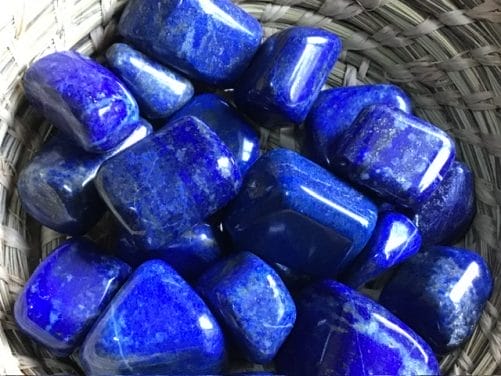 Pierres roulees de divers formats en lapis lazuli naturel