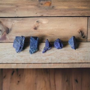 Morceaux de lapis lazuli bruts